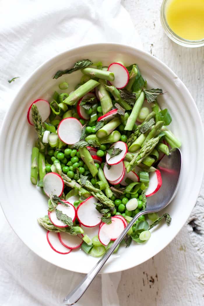 Farmers Market Spring Vegetable Salad - The perfect salad for spring! Uses seasonal produce - asparagus, peas, scallions - and a bright lemon vinaigrette. Perfect for those first cookouts and picnics of the year! | rootsandradishes.com