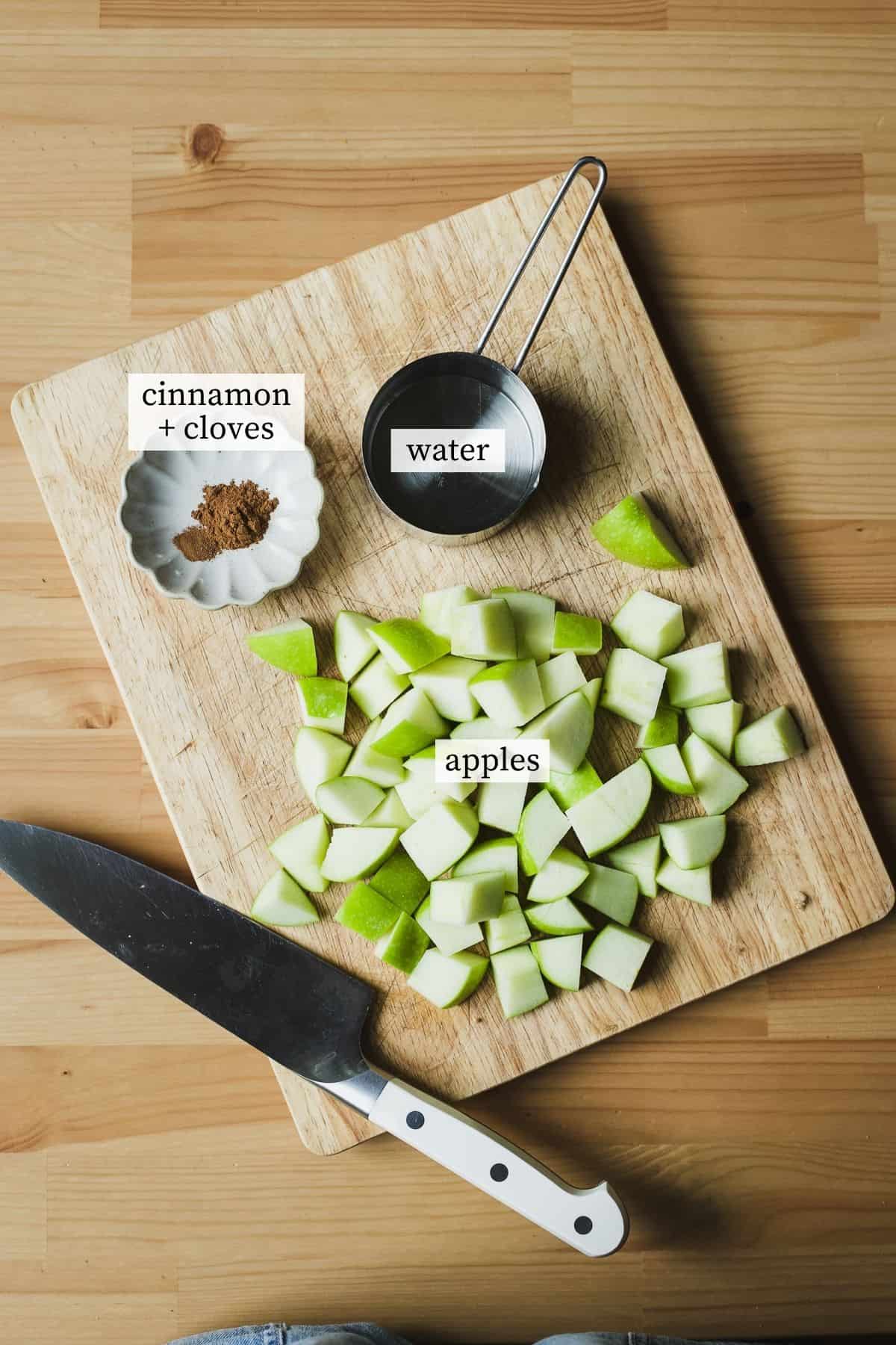 Ingredients for stewed apples.